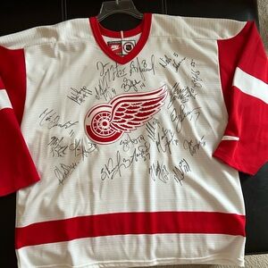 Detroit Red Wings TEAM signed Jersey!
